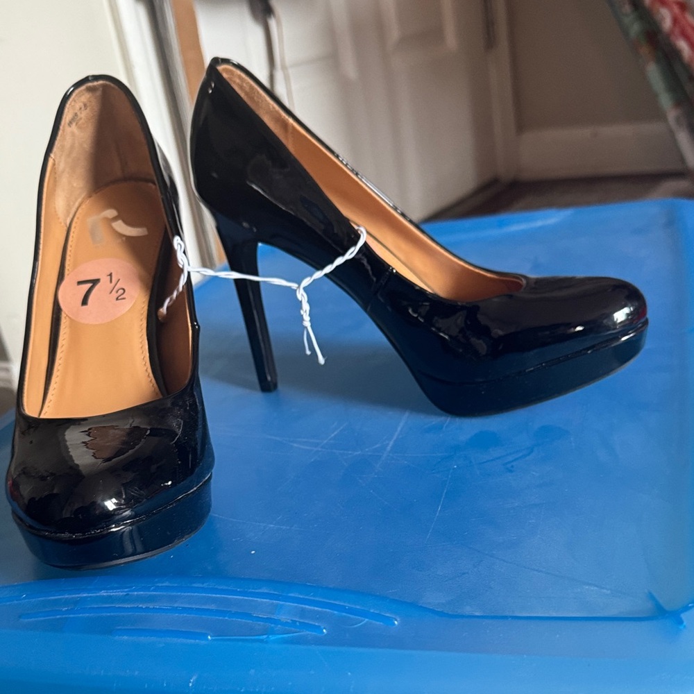 Report Shiny Black Heels
